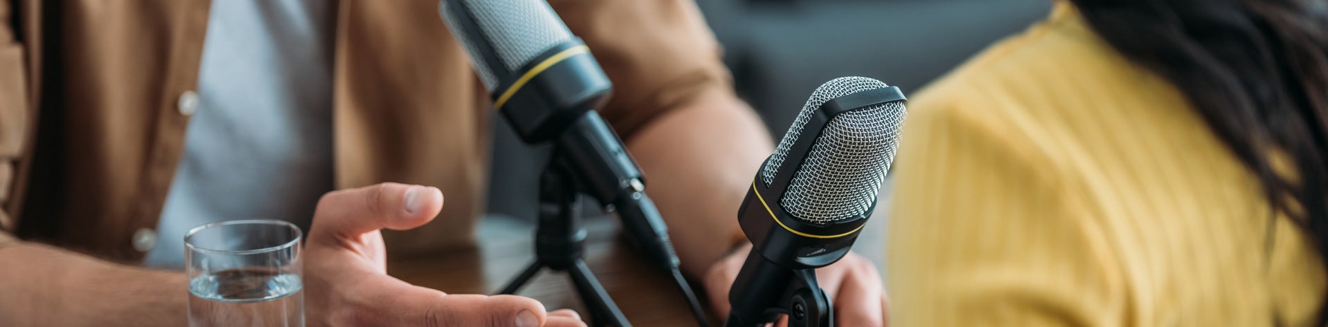 Personer som pratar i mikrofoner i en studio