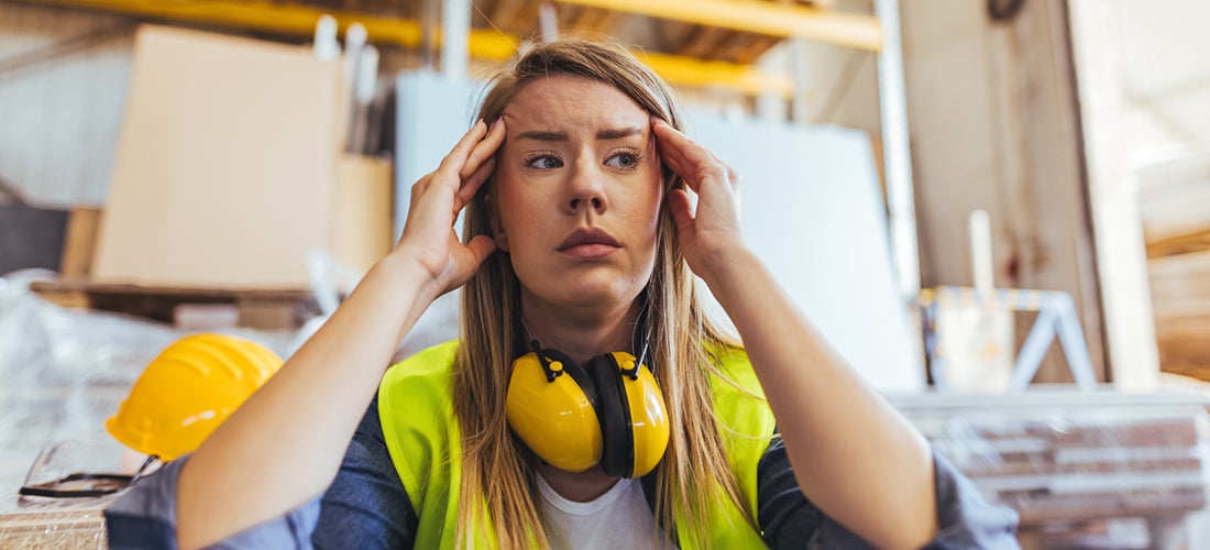 Kvinnlig byggarbetare som ser lite frustrerad ut.
