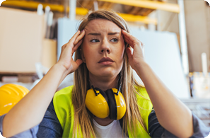 bekymrad kvinna på arbetsplats