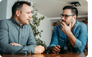 två män samtalar på arbetsplats