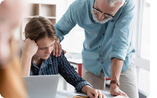 Lärare hjälper elev 