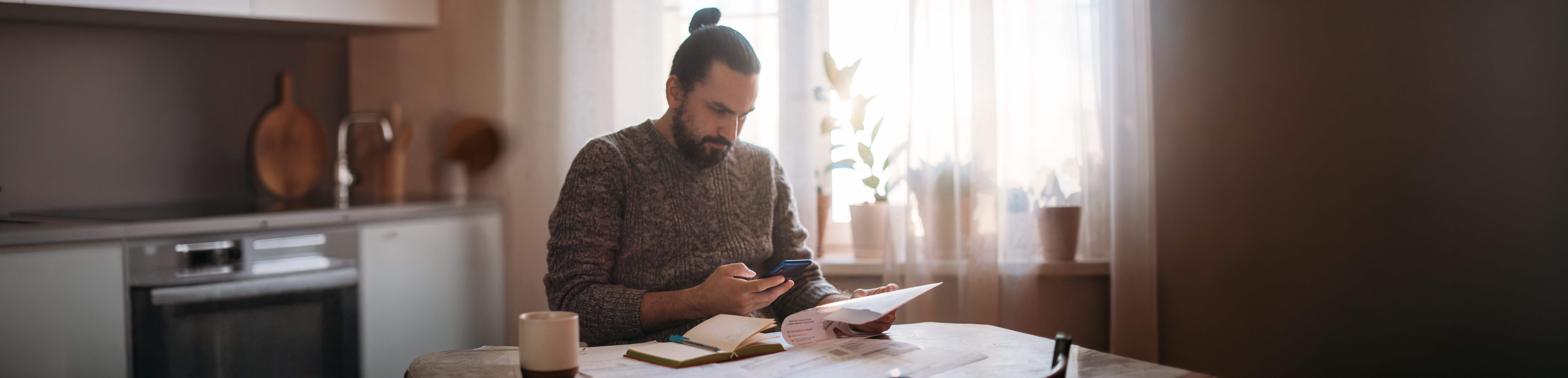 En man betalar räkningar online
